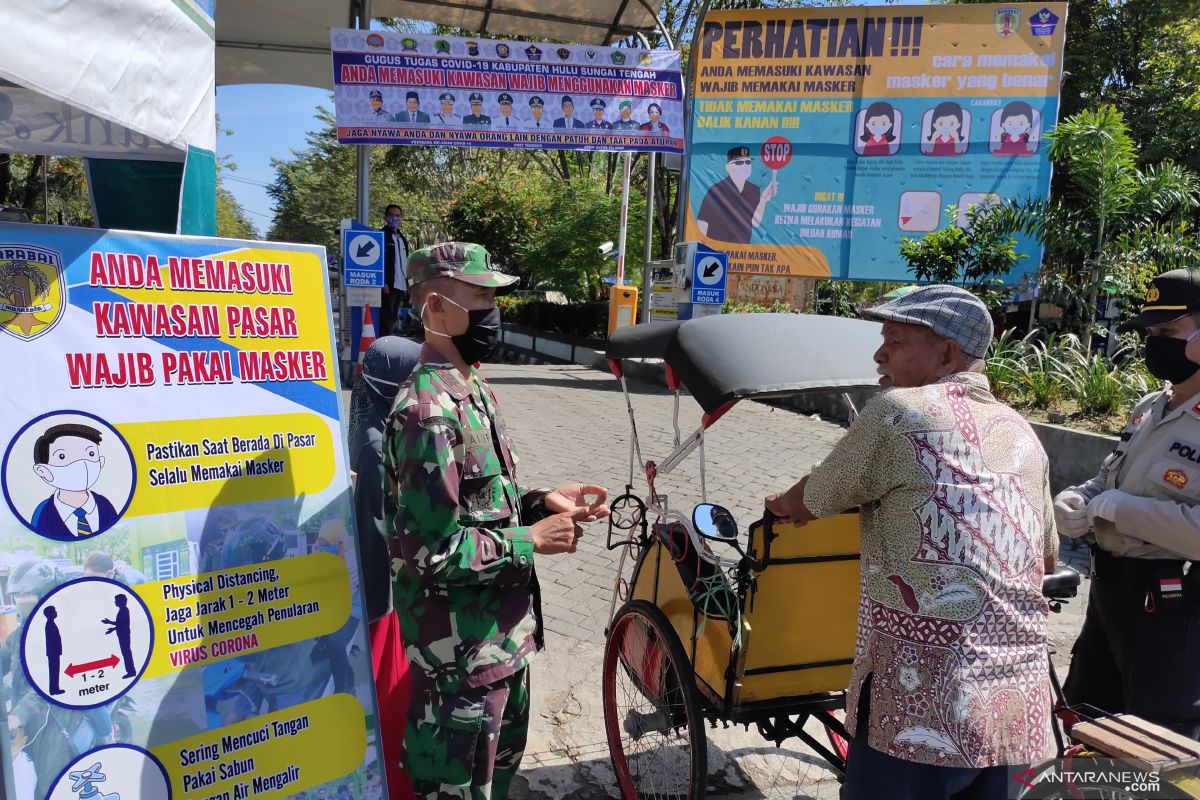 Tidak ada toleransi, tukang becak pun harus putar balik jika tidak memakai masker ke Pasar Barabai