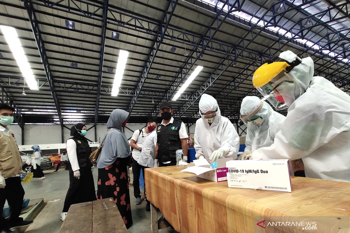 Gugus tugas lakukan rapid test massal di Pasar Barabai