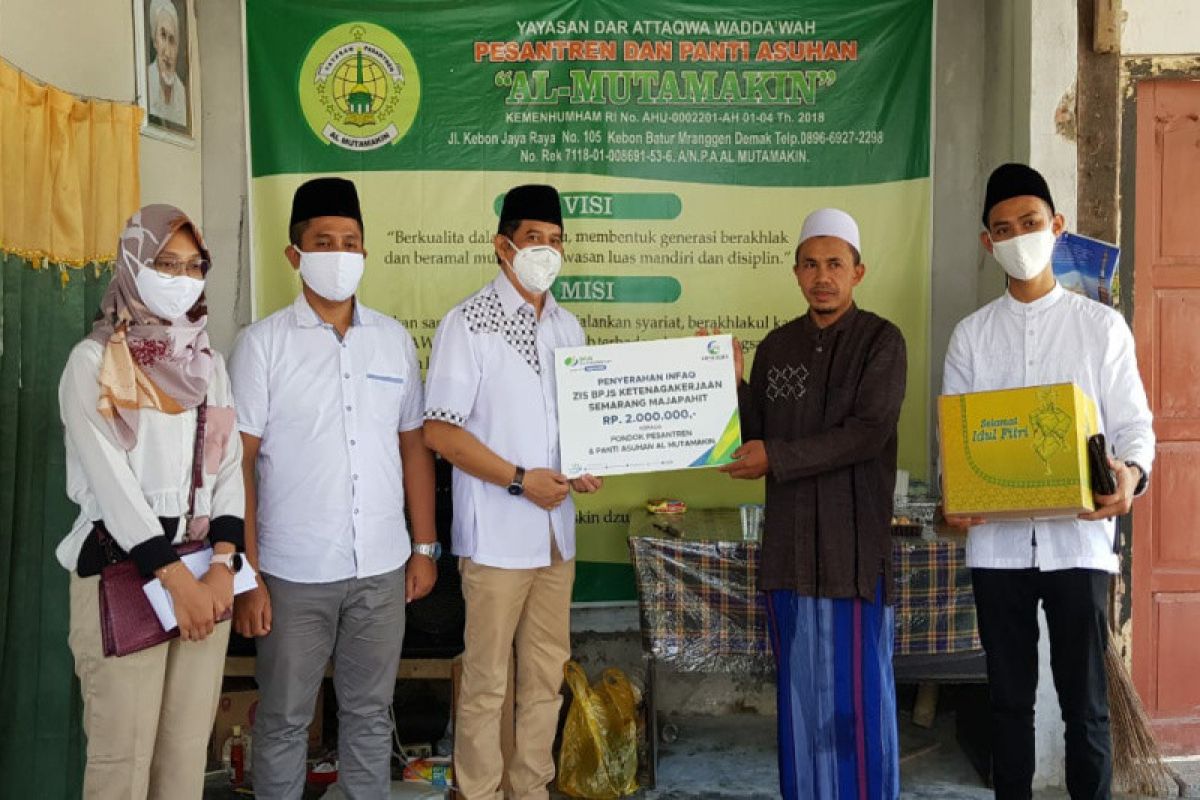 BPJAMSOSTEK Semarang Majapahit serahkan bantuan semen dan infaq