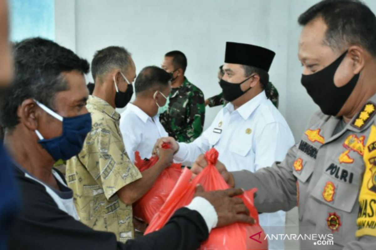 Warga Desa Bintet terima bantuan sembako dari Gubernur Erzaldi