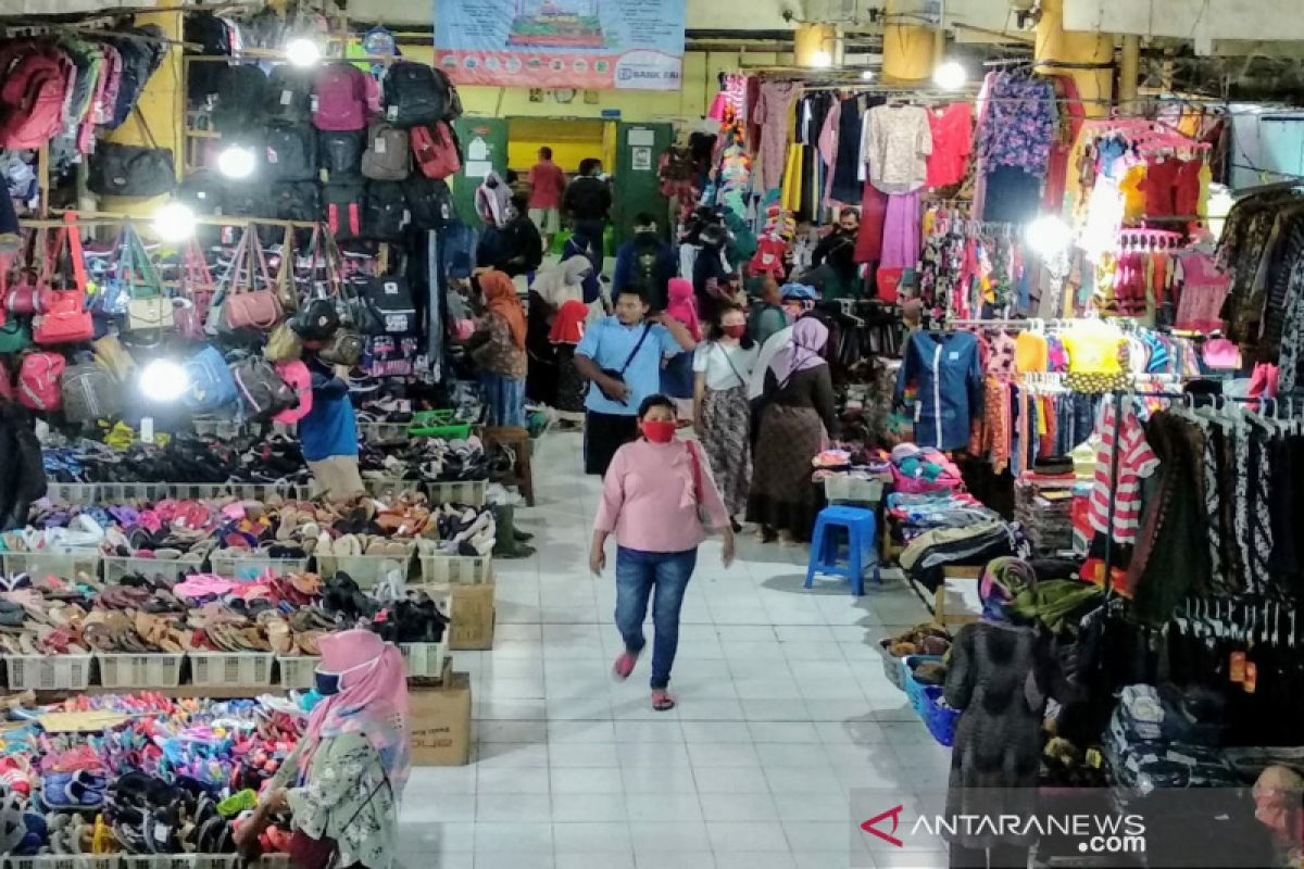Pedagang pakaian Pasar Argosari Gunung Kidul mengeluhkan sepi pembeli