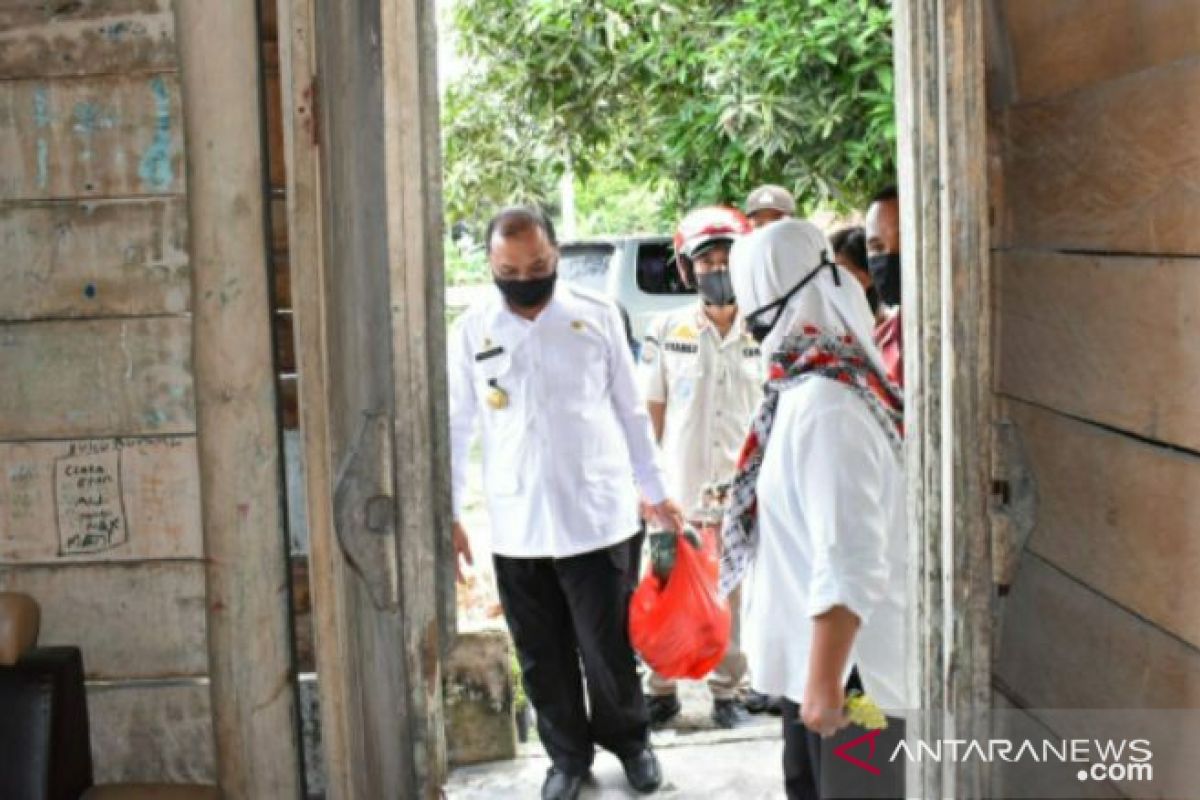 Berbagi kasih Ramadhan, Gubernur Babel kunjungi rumah warga sambil antar sembako