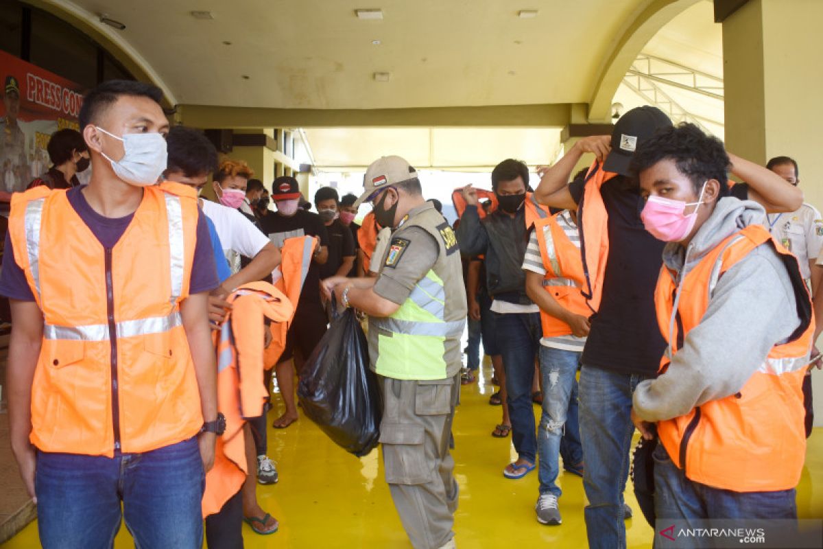 Lima puluhan  pelanggar PSBB  kena sanksi kerja sosial, perlu diterapkan di daerah lain