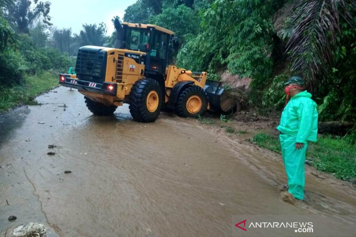 Tanah longsor tutup jalan provinsi menhubungkan Agam-Padang Pariaman