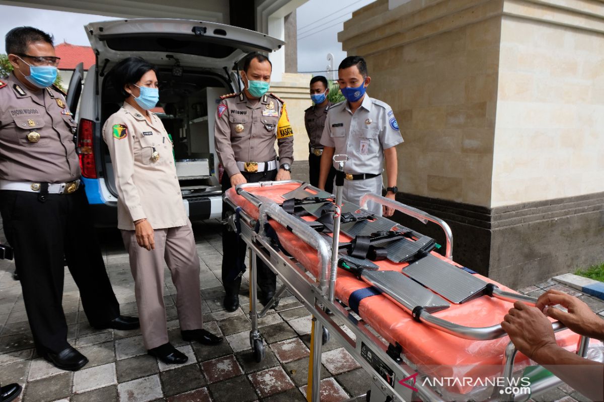 Jasa Raharja serahkan ambulans kepada Ditlantas Polda Bali