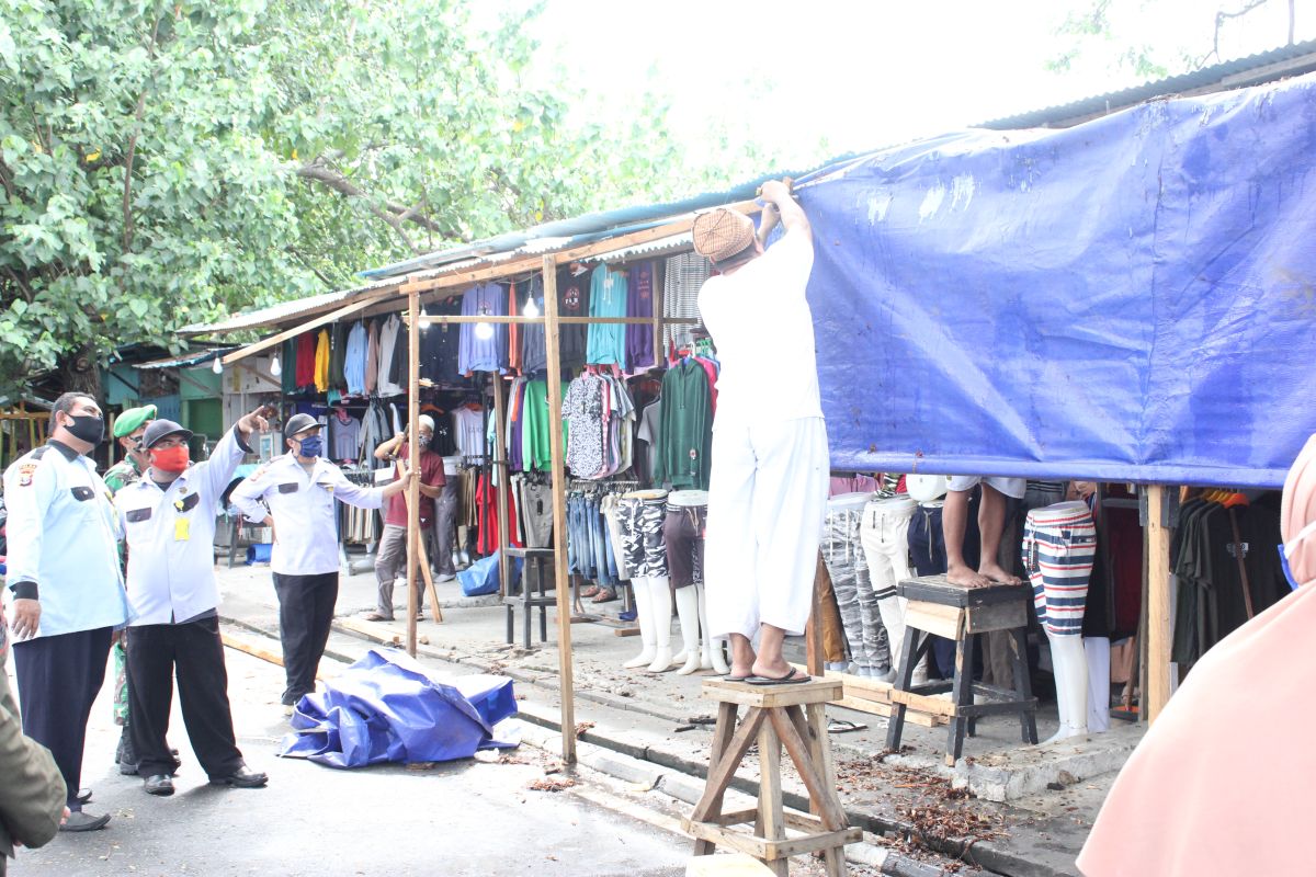 Disperindag Kota Ternate bongkar lapak PKL musiman