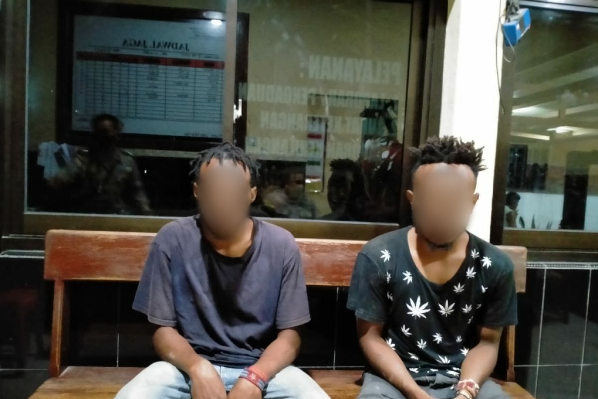 Dua pemuda pembawa ganja ditangkap saat melintas pos polisi Holtekam