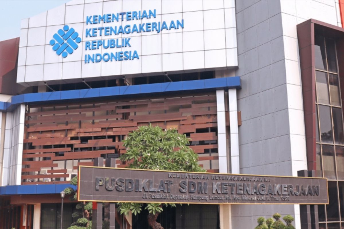 Kaca gedung Pusdiklat di Jaktim nyaris lepas terempas angin