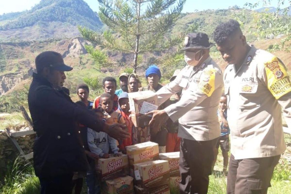 Polres Tolikara beri bantuan sembako dan masker kepada warga terdampak Corona