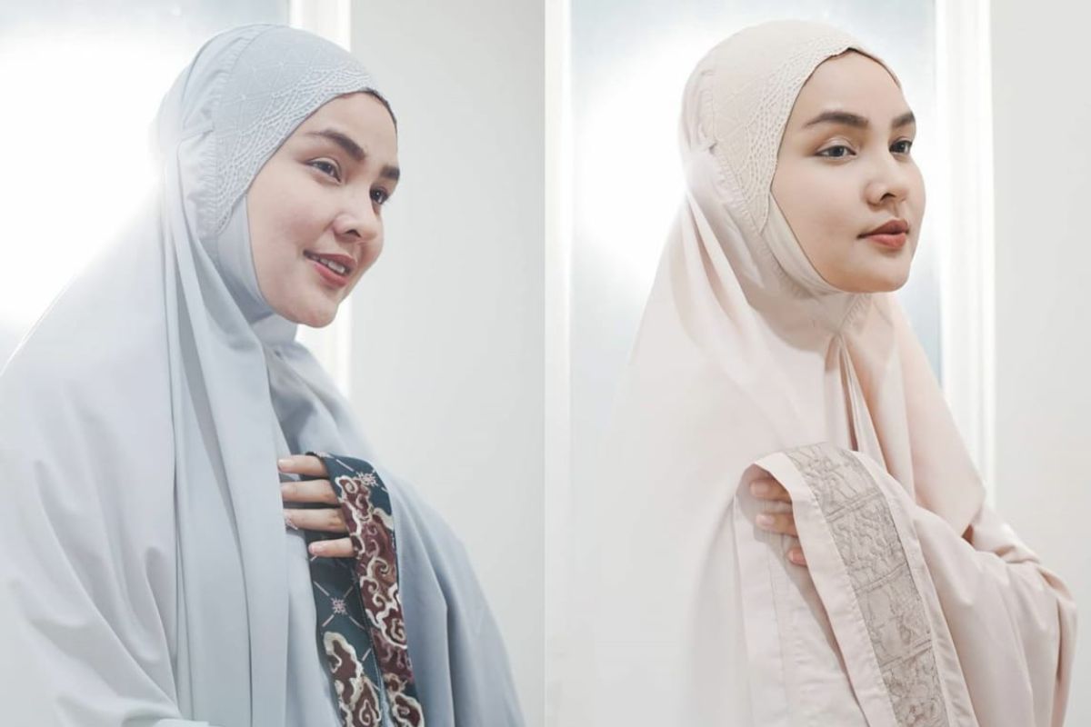 Mukena polos ala Ria Miranda untuk Lebaran 2020