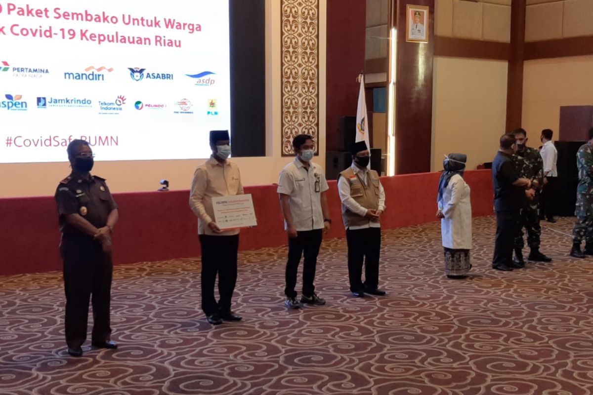 Satgas BUMN Kepri serahkan 5.002 paket sembako