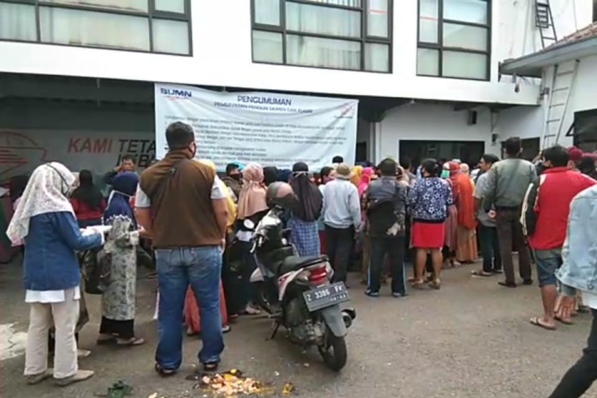 Warga berdesakan ambil bantuan Gubernur di Kantor Pos Garut