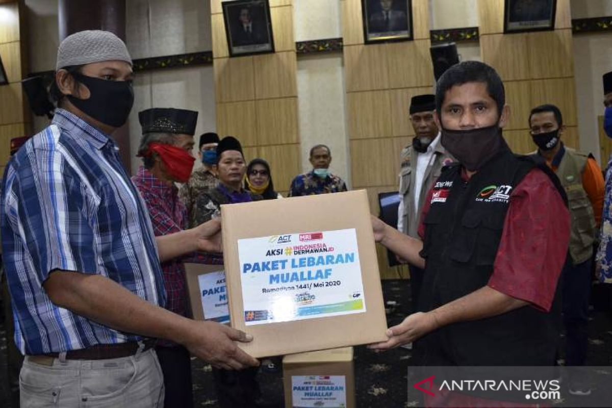 ACT bagikan paket lebaran bagi mualaf di Padang dan Padang Panjang