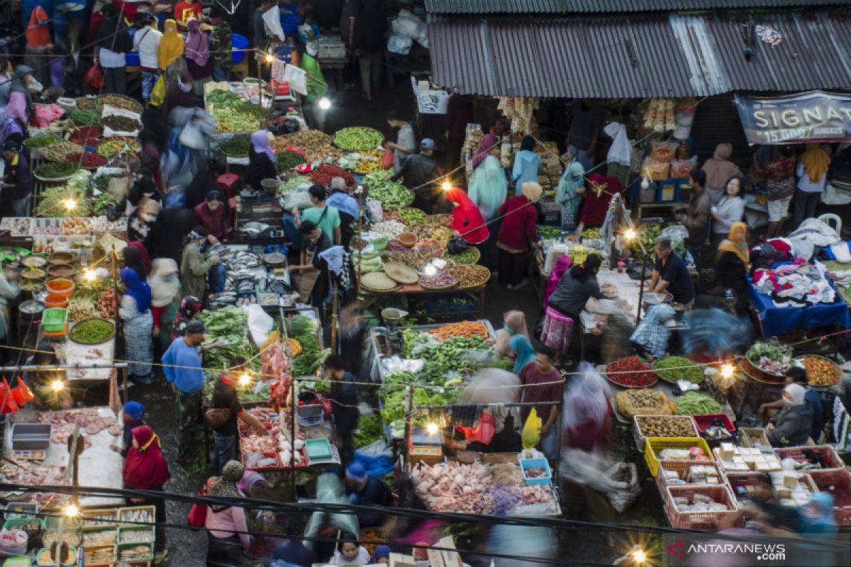 Warga Bandung rela berdesakan di pasar untuk dapat daging segar