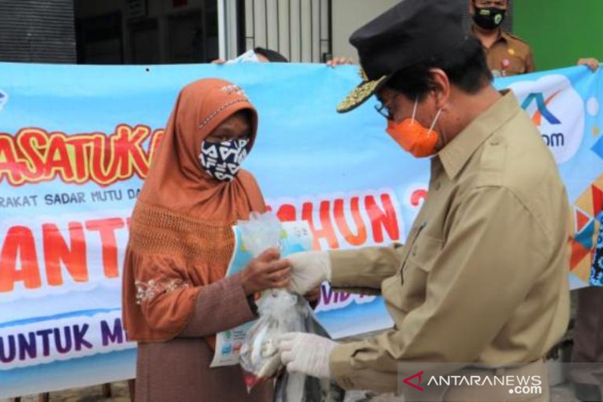 Wagub Babel serahkan bantuan ikan segar ke warga Desa Penyamun