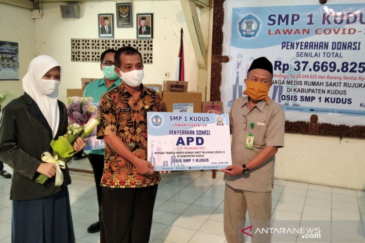 SMPN 1 Kudus serahkan bantuan APD untuk tim medis