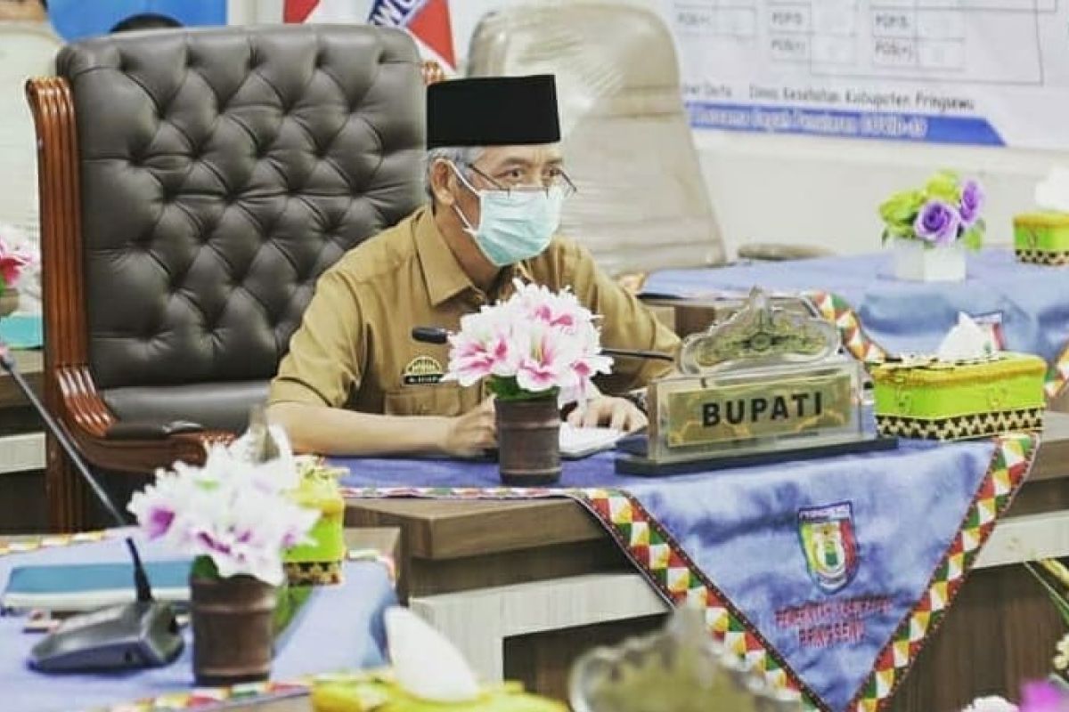 Bupati dan Ketua TP PKK ikuti sosialisasi penggunaan masker oleh Mendagri