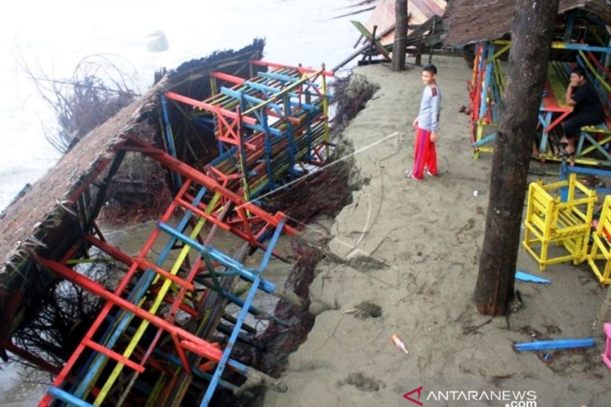 Puluhan pondok kafe di Aceh Barat amblas ke laut akibat abrasi