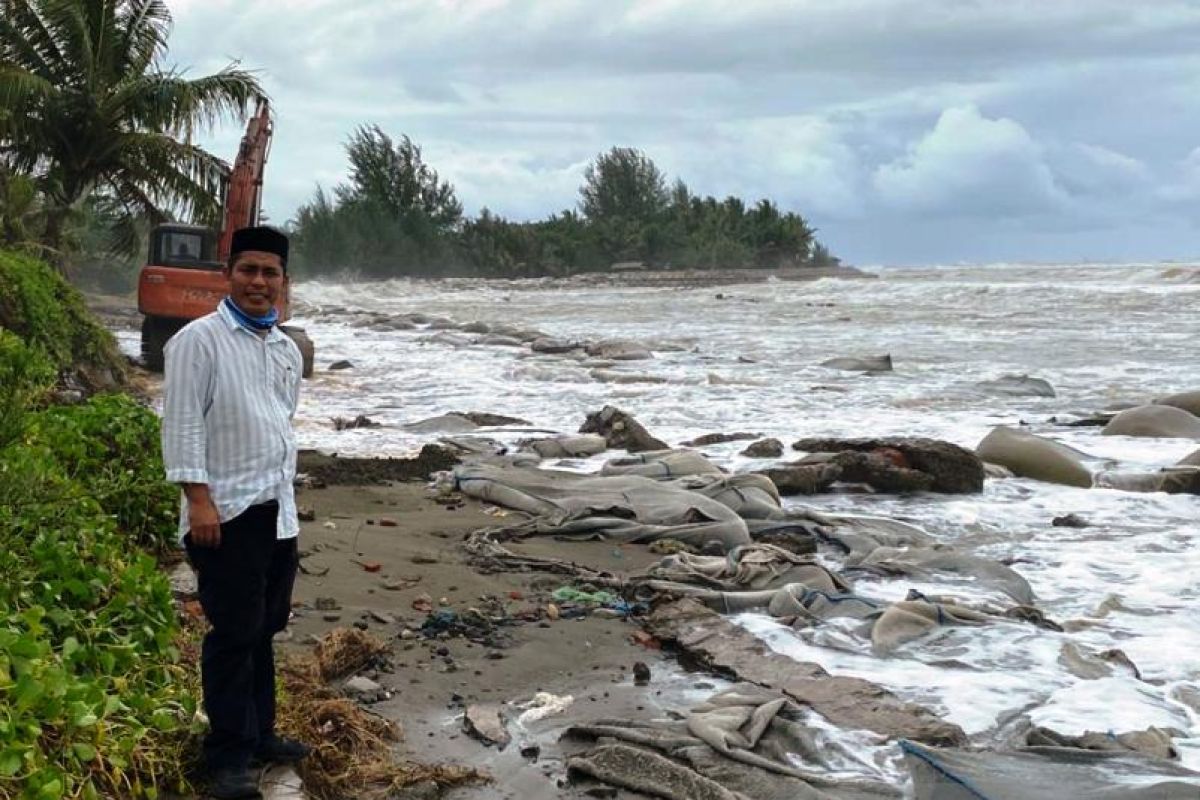 Pemkab Aceh Barat tangani abrasi pantai secara darurat