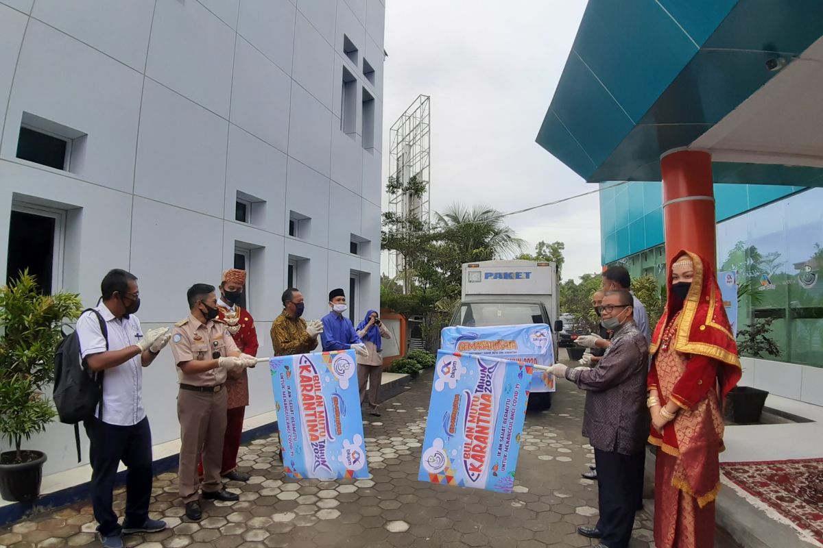 SKIPM Padang salurkan 1.900 paket olahan ikan bagi warga terdampak COVID-19