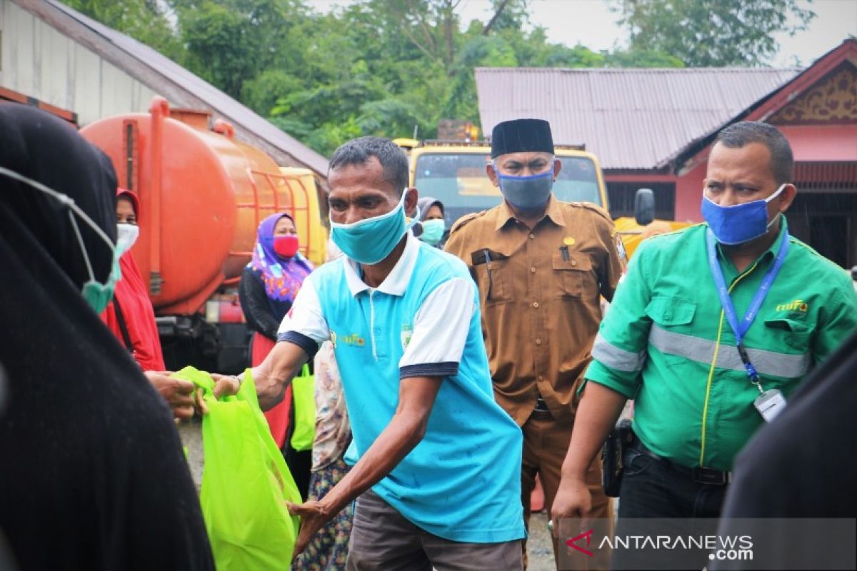 Mifa Bersaudara serahkan 242 paket sembako untuk petugas kebersihan di Aceh Barat