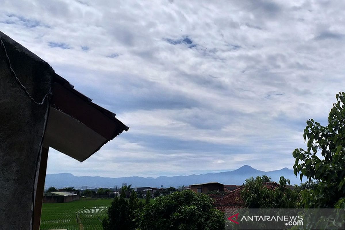 Warga Kabupaten Bandung dengar suara dentuman dari langit