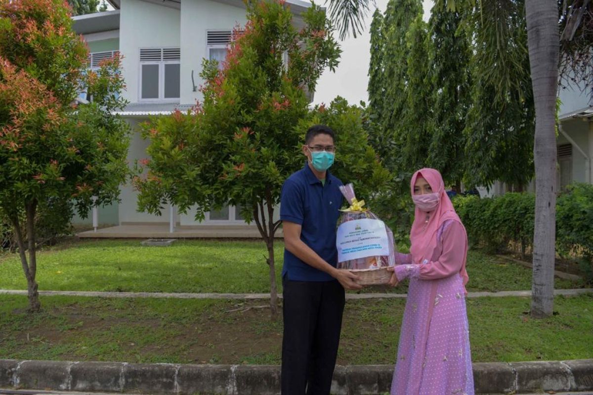 Petugas medis COVID-19 dapat bingkisan dari pejabat Pemerintah Aceh