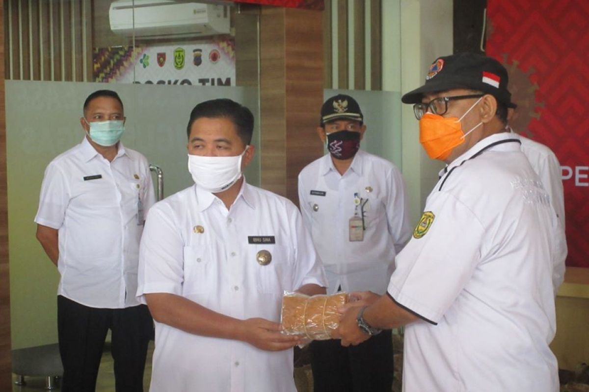 Wali Kota bagikan masker, sembako, dan ATM prakerja