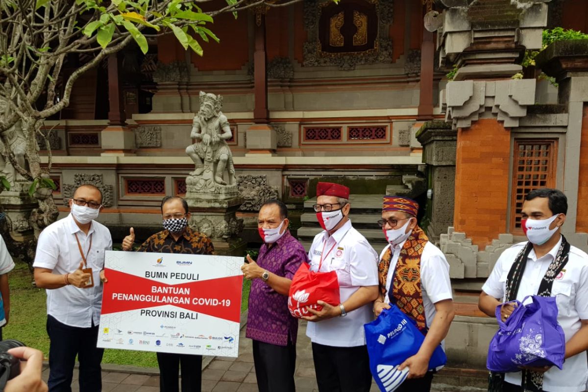 Warga NTT di Bali dapat bantuan ribuan paket sembako dari BUMN