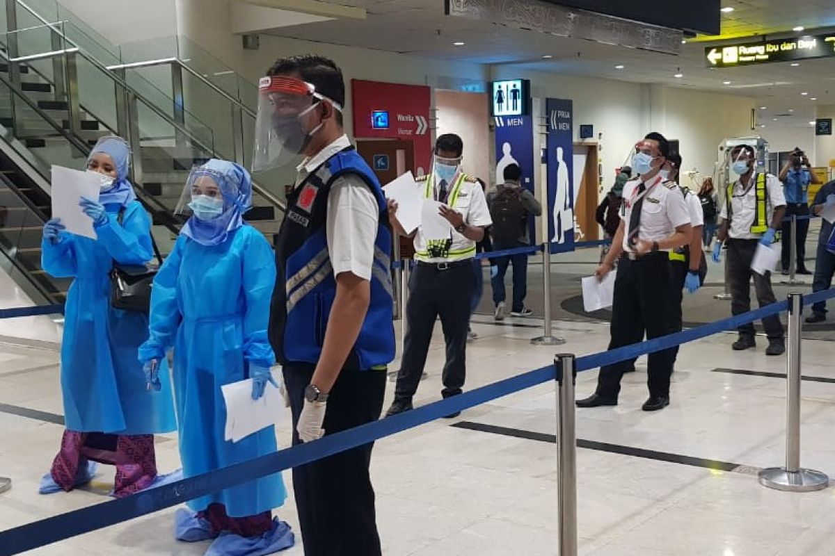 Tiba dari Malaysia, 83 WNI diperiksa secara ketat di Bandara Kualanamu hingga diwajibkan rapid test