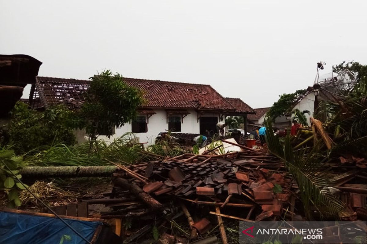 Dua orang meninggal akibat puting beliung di Tulangbawang