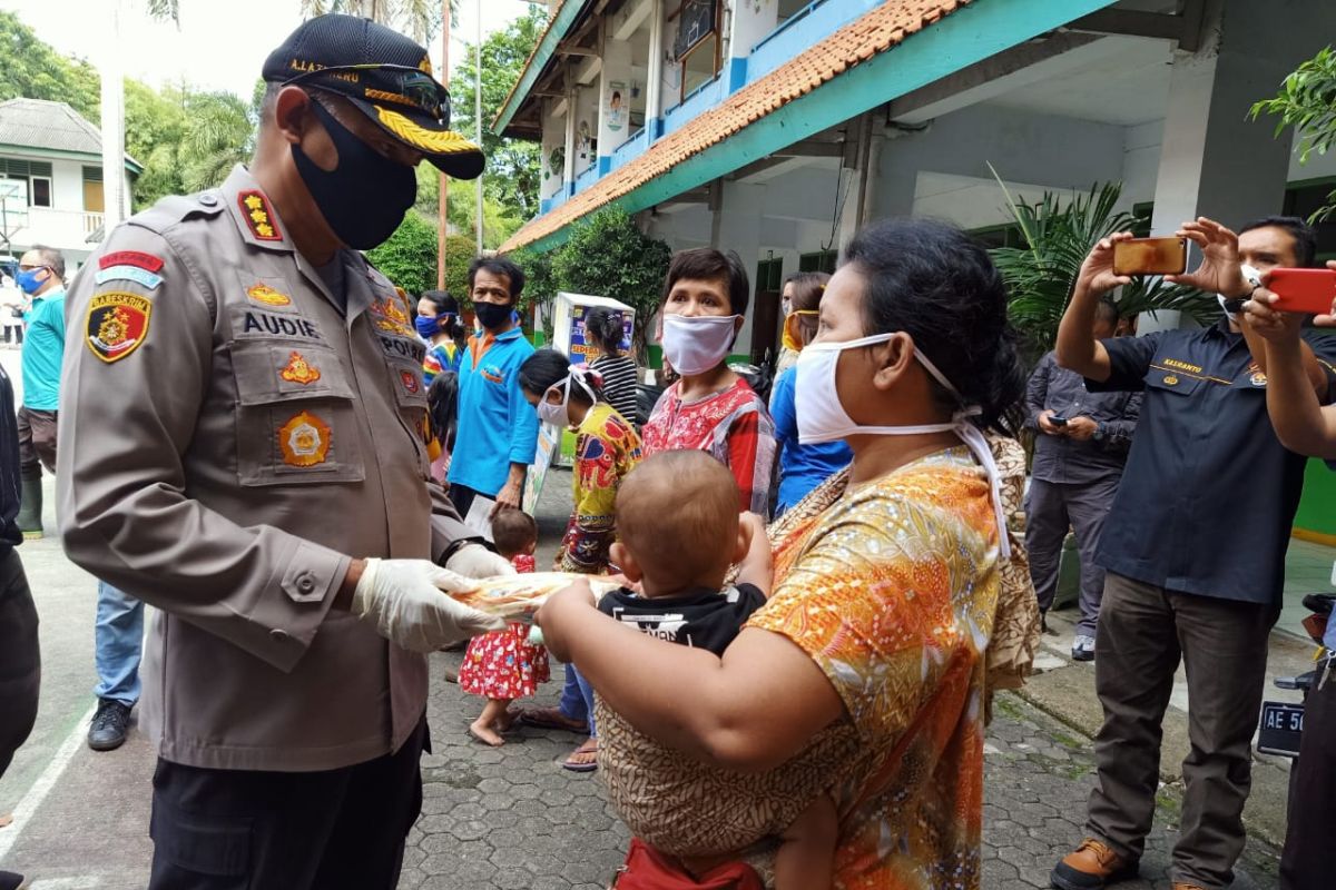 Polrestro Jakbar bagikan baju untuk korban kebakaran Gang Venus