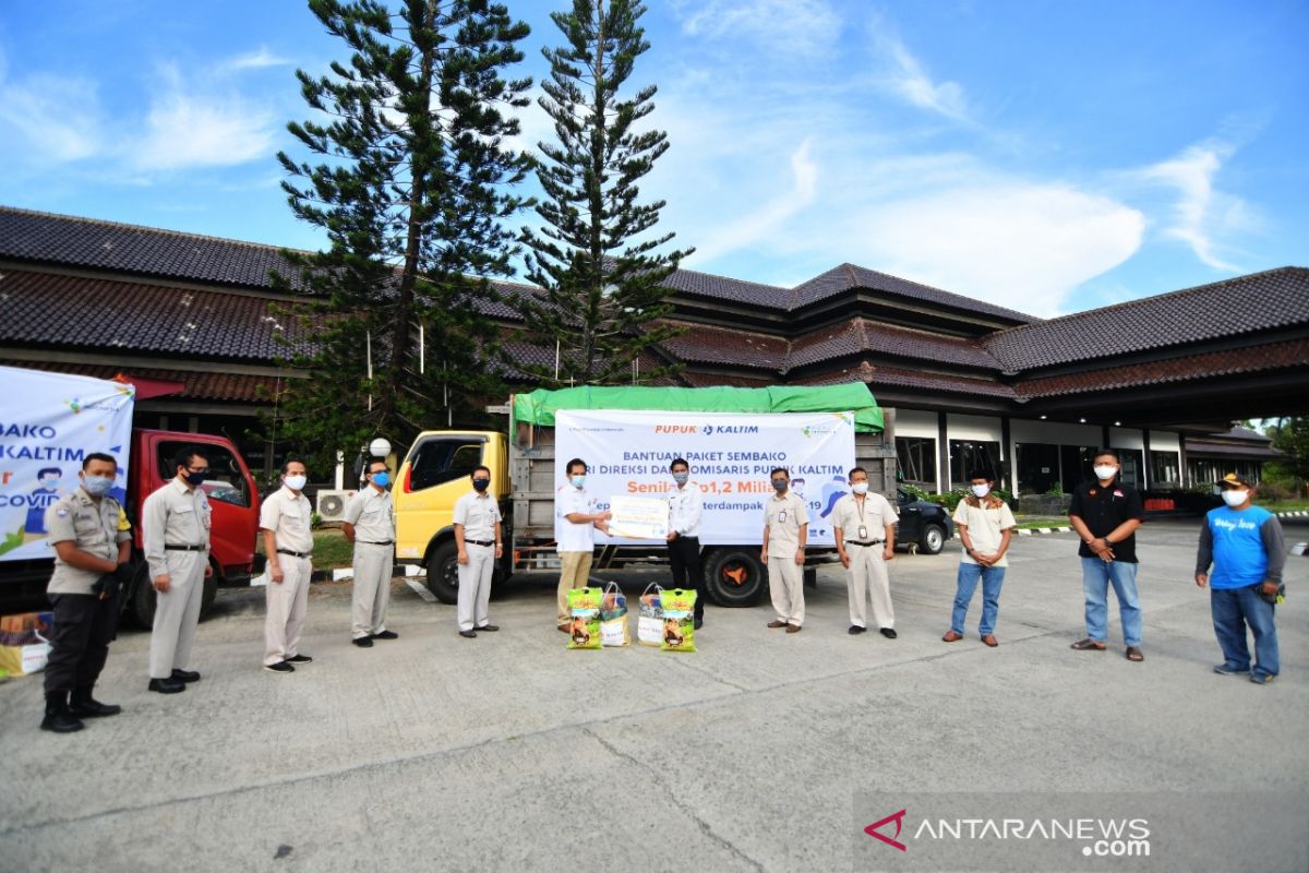 Pupuk Kaltim menyalurkan paket sembako senilai Rp2,2 miliar