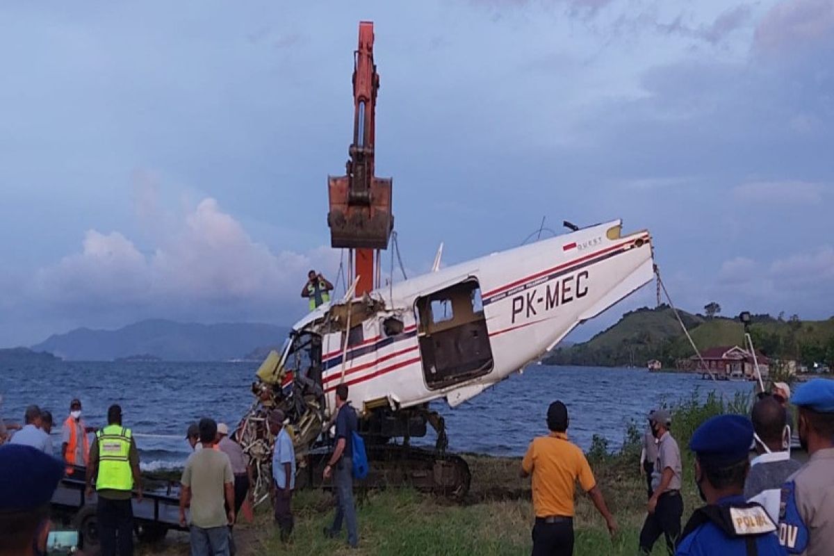 Tim gabungan evakuasi badan pesawat milik MAF dari Danau Sentani Jayapura