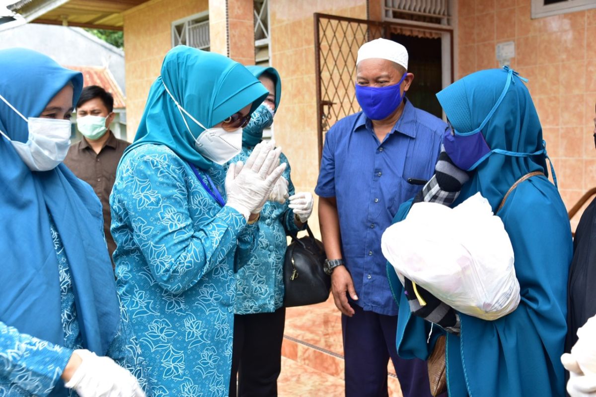 PKK Sulsel bagikan bantuan pangan kepada warga terdampak COVID-19