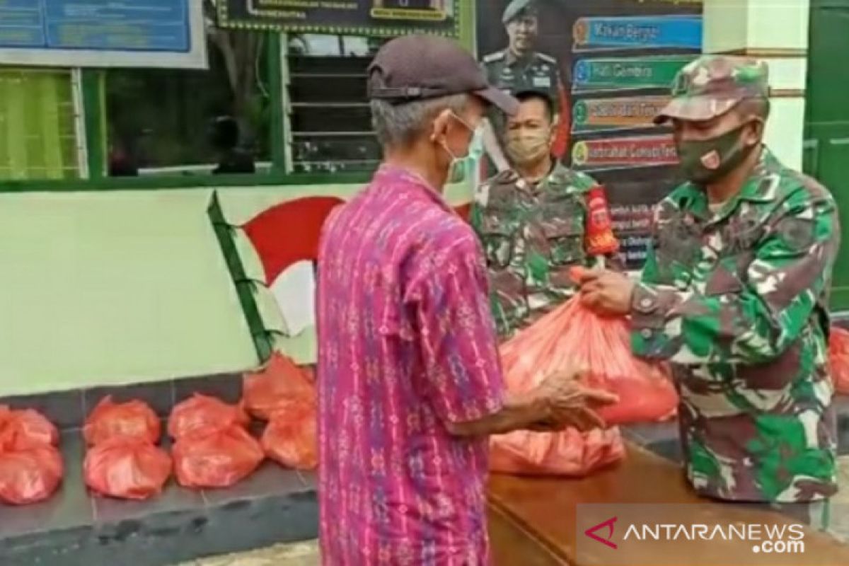 Babinsa Kodim Kendari memberikan sembako warga kurang mampu