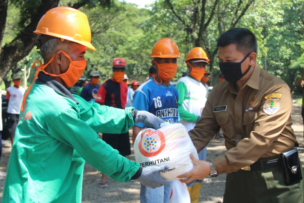 Perhutani Jatim berikan bansos untuk 29.361 warga sekitar hutan