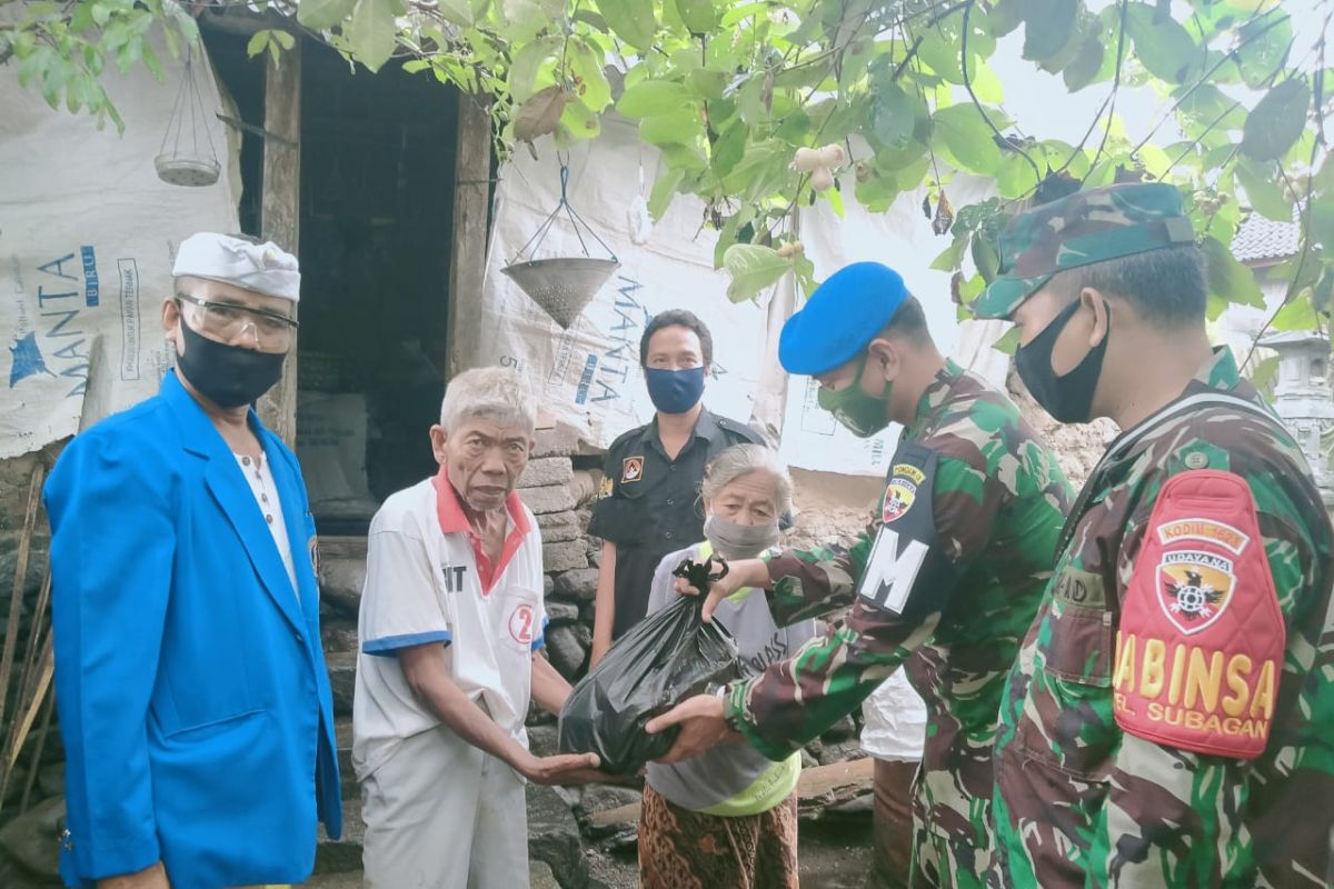 Dua desa di Karangasem-Bali terima ratusan paket sembako