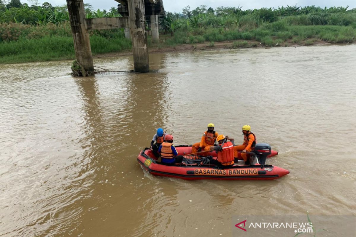 Mayat korban tenggelam di Sungai Cijolang ditemukan tim SAR berada 4 Km dari lokasi kejadian