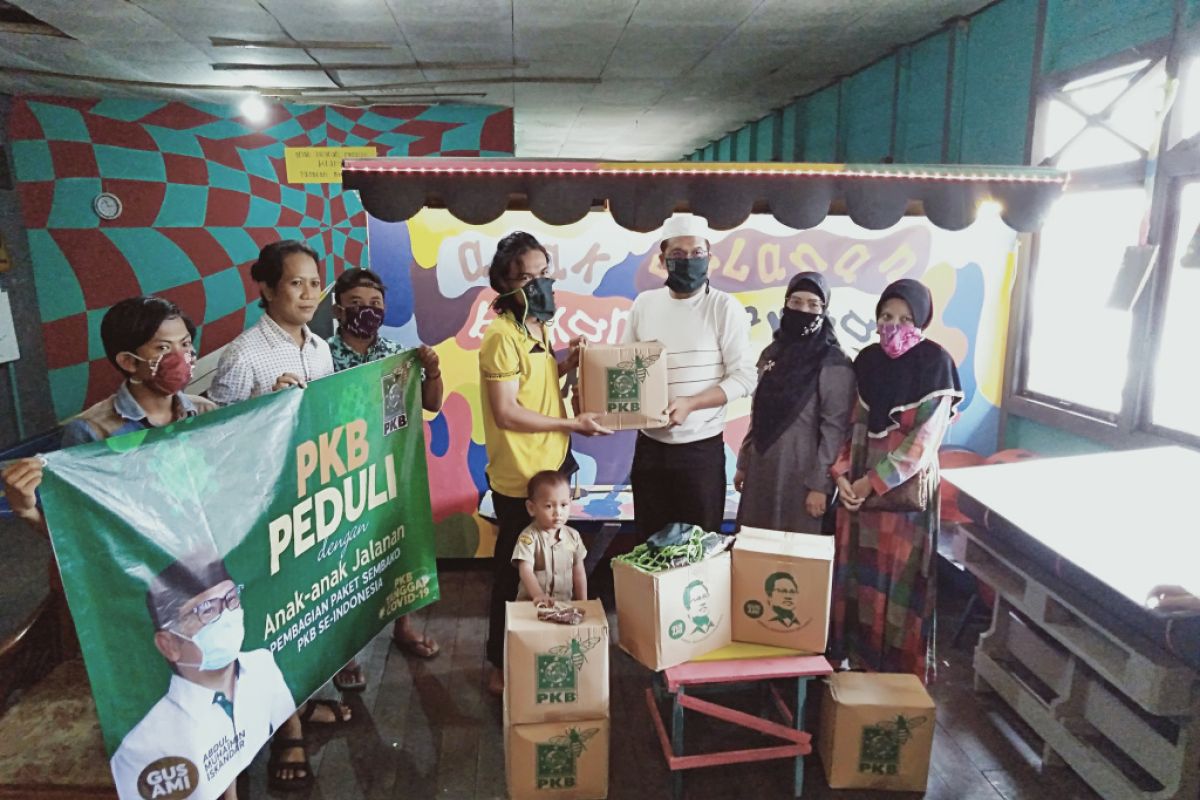 PKB Banjarmasin distribusikan sembako Gus AMI hingga yayasan anak jalanan