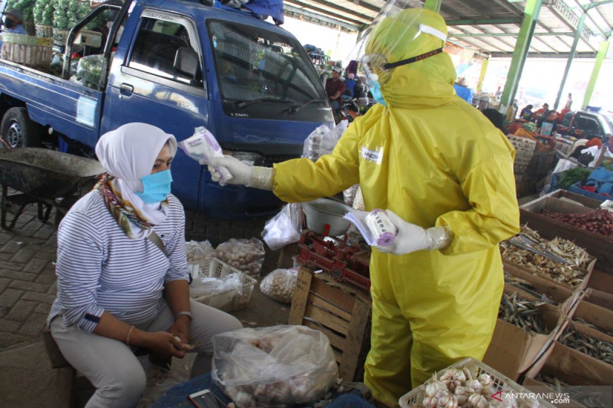 Ratusan pedagang pasar di Kota Batu jalani tes cepat COVID-19