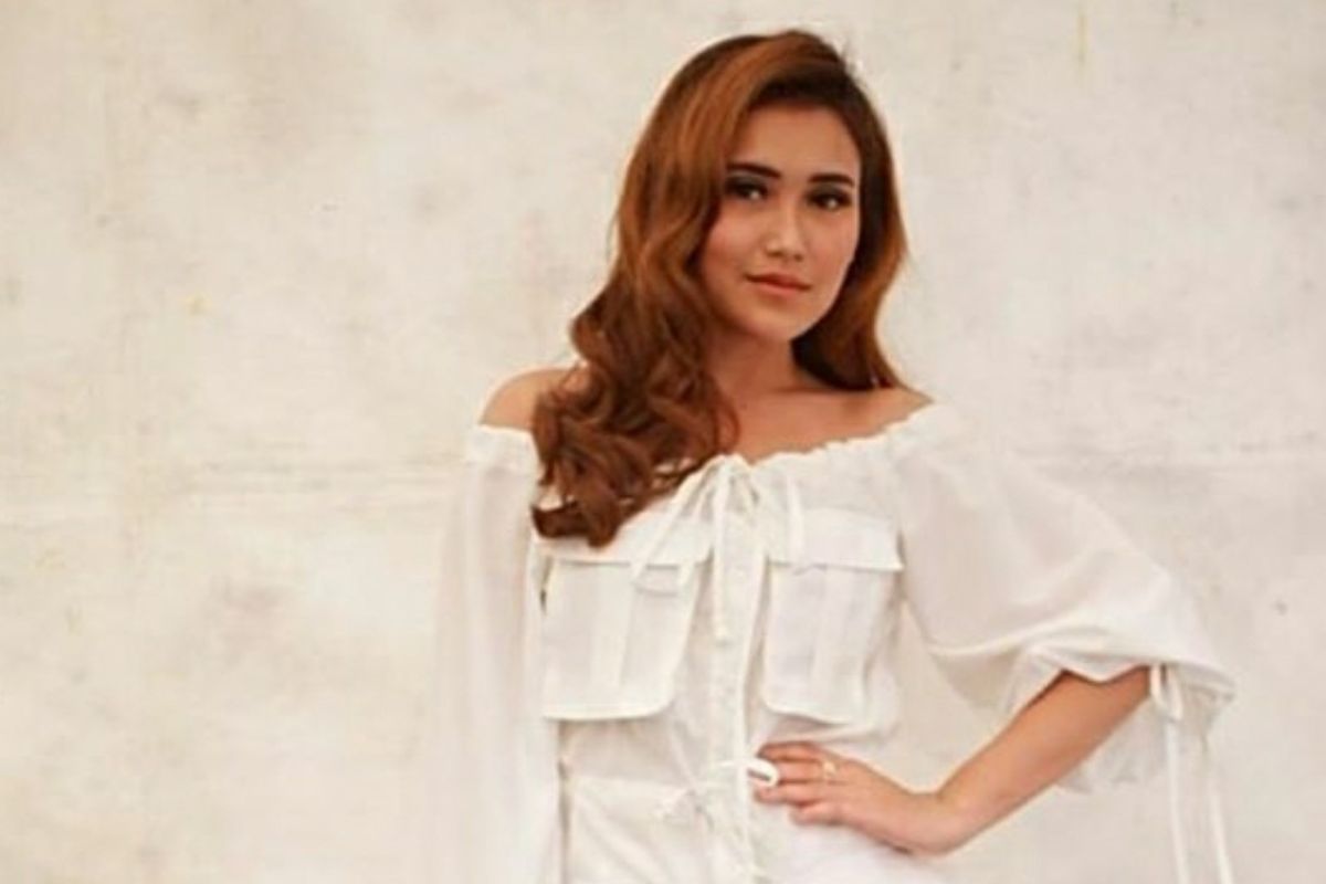 Ayu Ting Ting terpaksa meniadakan "open house" saat lebaran