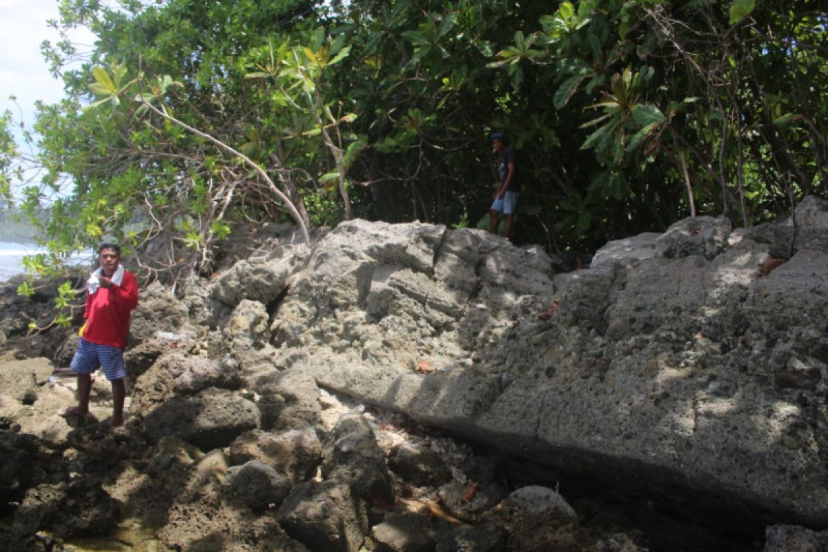 Pantai Batu Ular Talaud dengan cerita mistisnya