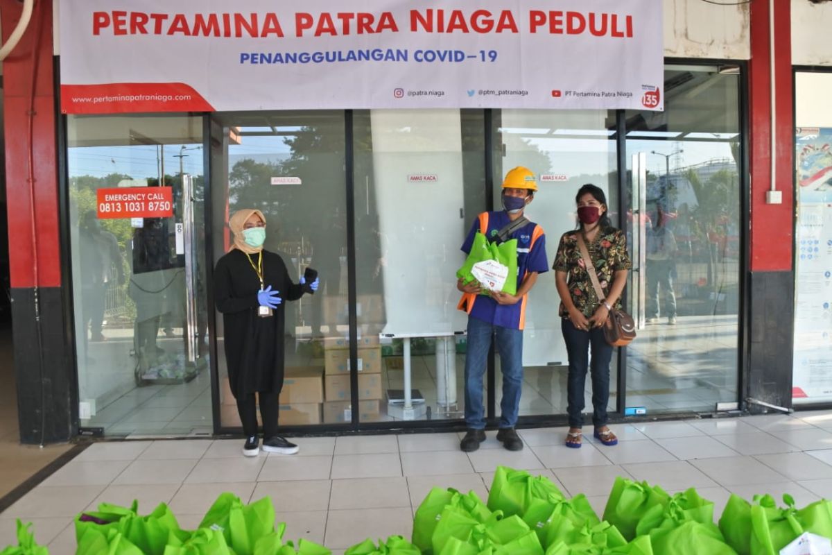 Pertamina Patra Niaga bagikan sembako bagi awak mobil tangki