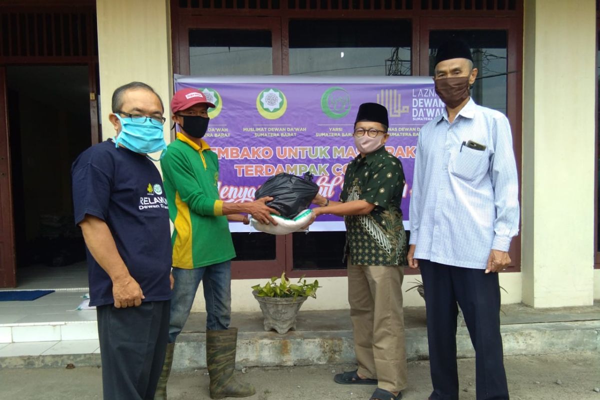 Dewan Da'wah Sumbar bagikan paket sembako bagi warga terdampak COVID-19