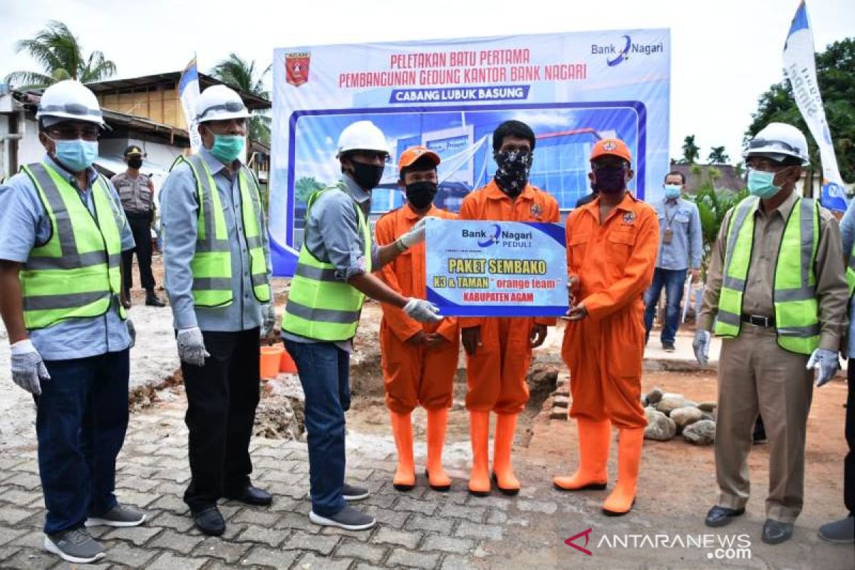 Bank Nagari Lubukbasung salurkan bantuan bagi petugas kebersihan