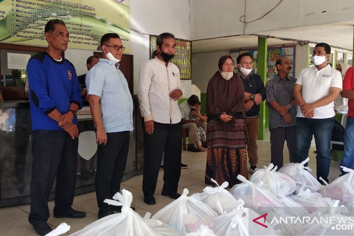 Alumni SMAN 7 Pontianak berikan bantuan 100 paket kepada guru