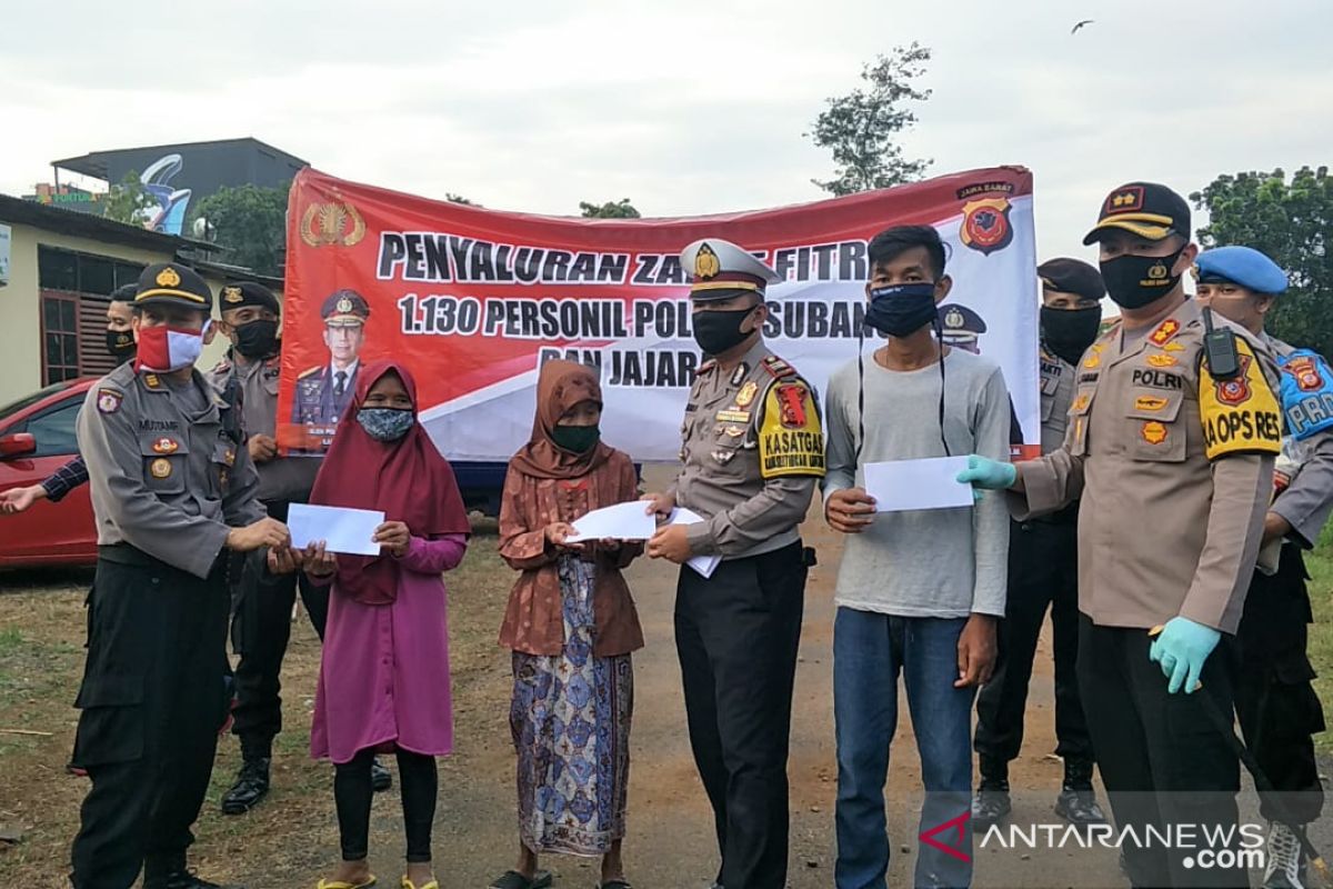 1.130 personel Polres Subang salurkan zakat fitrah jelang  Idul Fitri