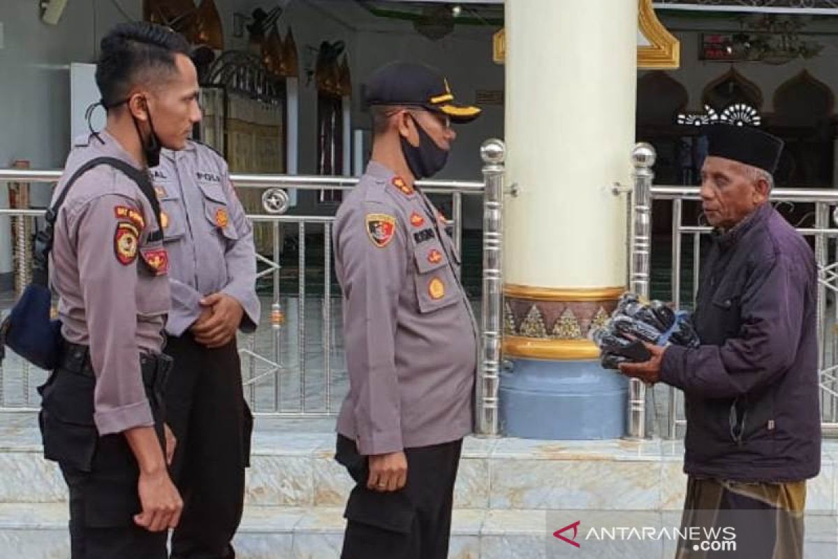 Ciptakan kenyamanan saat Shalat Idul Fitri, Polres Nagan Raya bagikan masker untuk warga