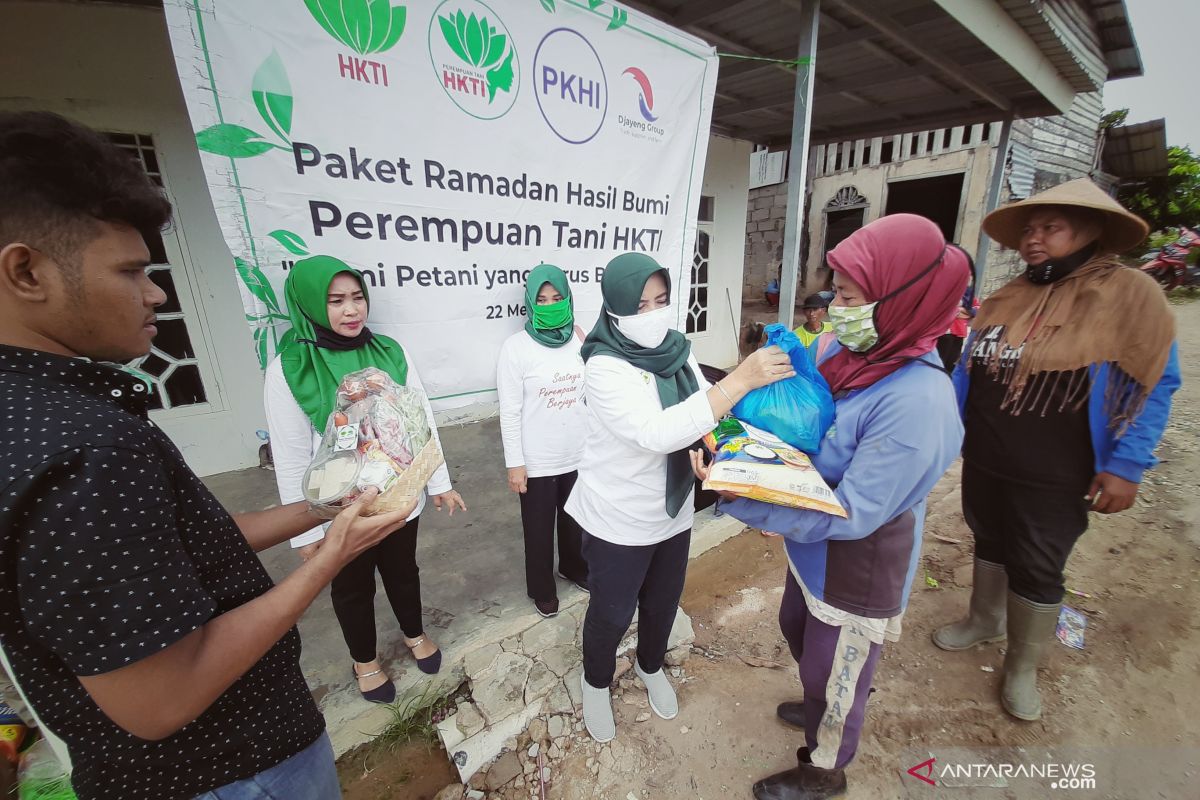 Perempuan Tani HKTI salurkan ratusan paket sembako di Kepri